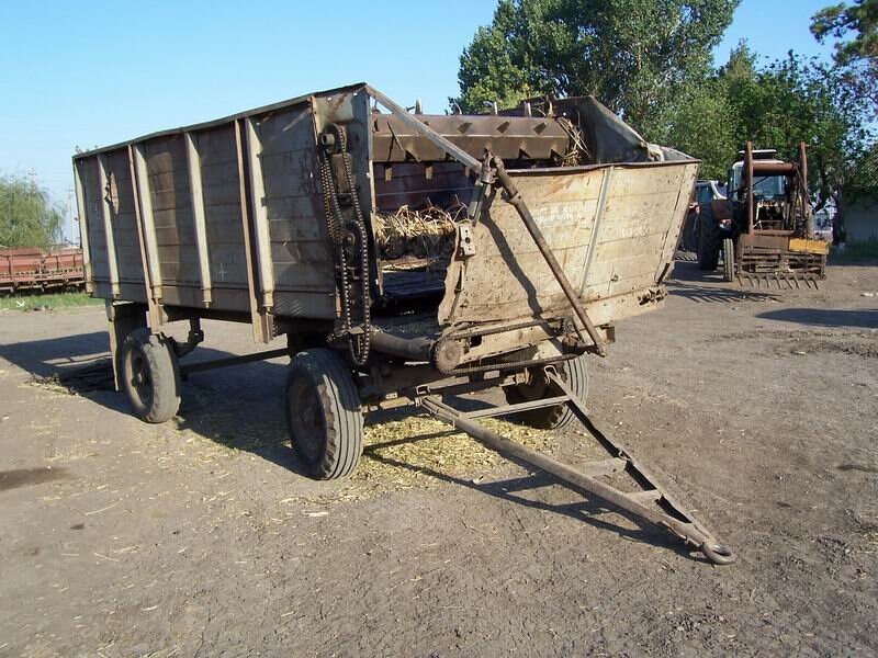 Неотъемлимой частью любой советской фермы был он - Кормораздатчик Тракторный Универсальный или КТУ-10. 10 - объем кузова в м3, грузоподъемность 4 тоны.