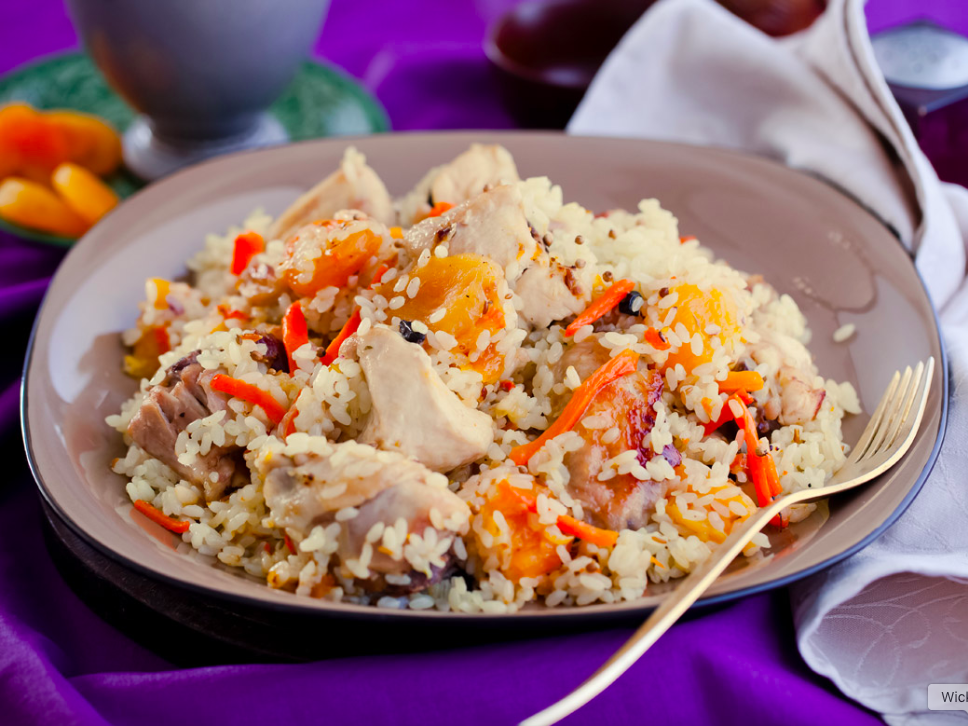 Плов в мультиварке с курицей. Плов с курицей. Плов куриный. Рассыпчатый плов с курицей.