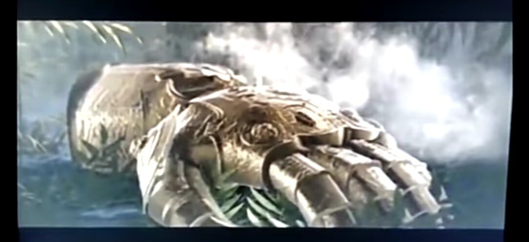 На первых кадрах трейлера демонстрируется, пришедшая в негодность, Перчатка Бесконечности, валяющаяся где то в поле. Это соответствует сцене из возможного описания первого трейлера.