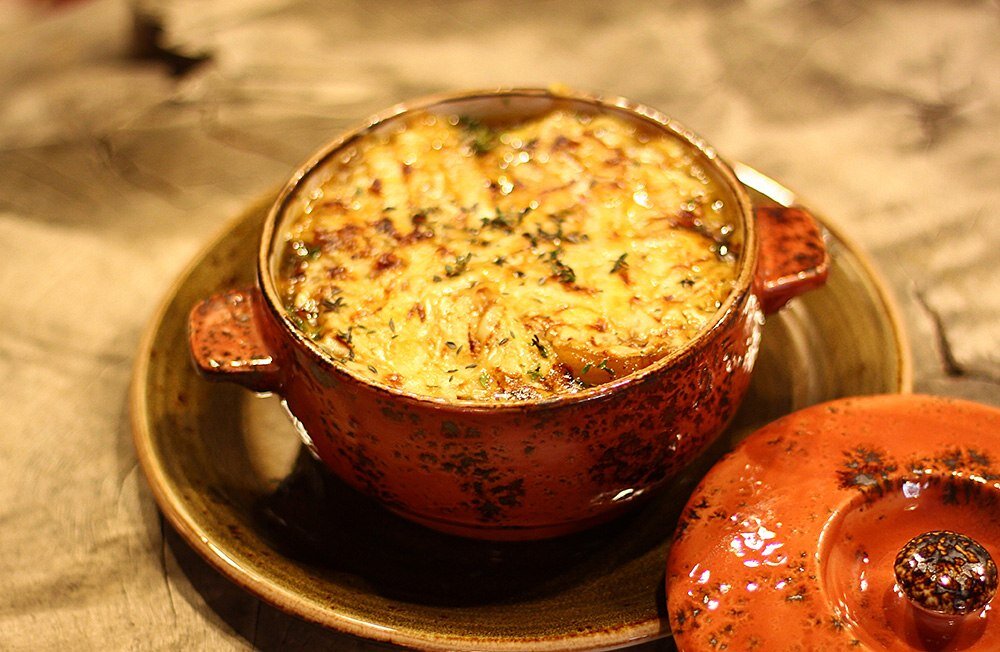 курица в горшочке в духовке с картошкой. ужин в горшочке рецепт. ужин в горшочке рецепт. курица с картошкой в горшочке. мясо с грибами в горшочках.