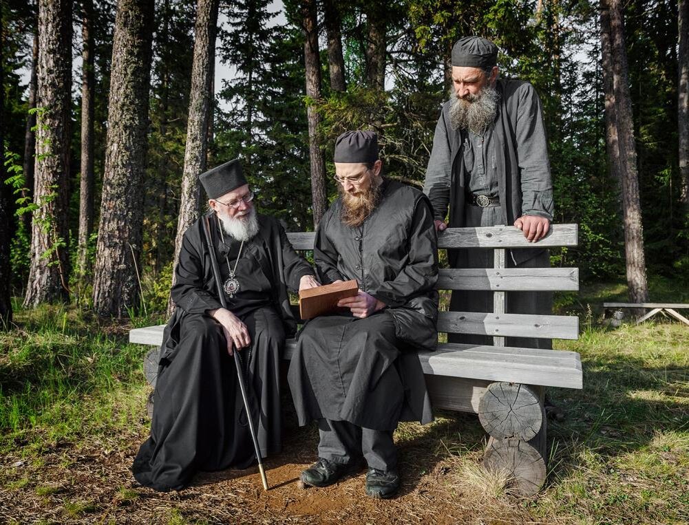 Перед нами предстают лики иноков, населяющих монастырь, их труды и молитвы. 