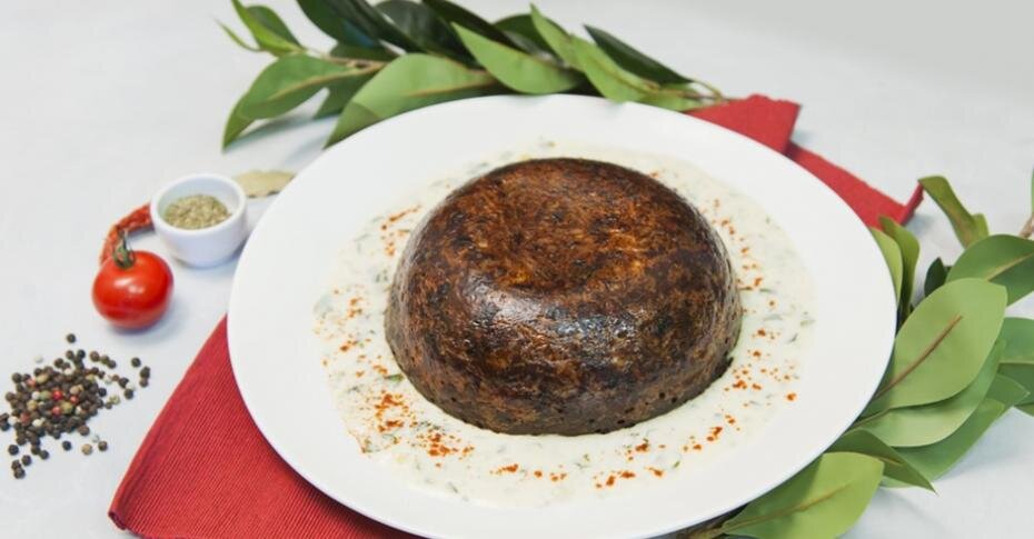 Ингредиенты: • картофель — 1 кг
• лук репчатый — 2 шт.
• грудинка свиная — 200 г
• масло растительное 
• соль 
• черный перец 
• мука 
• яйцо — 1 шт.
• масло сливочное 
• вода 
• сметана — 200 г
• петрушка 
• лук зеленый 
• чеснок — 1 зубчик
• паприка сладкая молотая 