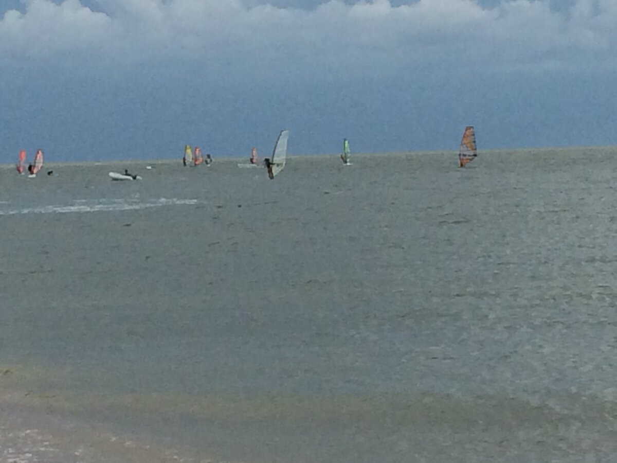 Здесь летом вы увидите много серферов и кайтсерферов.