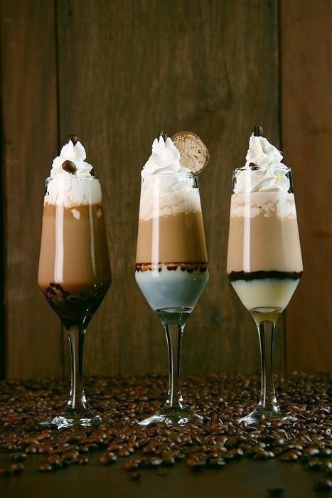 Раф-кофе  с многочисленнными соусами, сливками и сиропами)