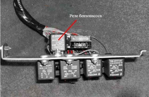 Бензонасос калина предохранитель где. Реле бензонасоса Калина 1. Клемма бензонасоса Калина 1. Регулятор бензонасоса Калина 1. Предохранитель топливного насоса Калина.