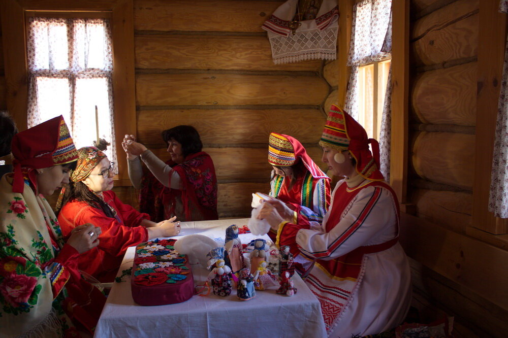 В доме готовят куклы-обереги