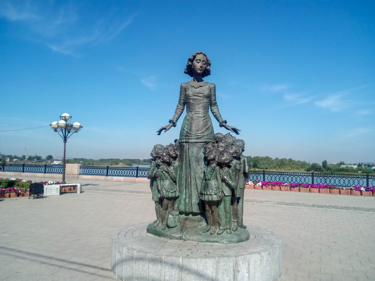 Памятник учителю в Иркутске