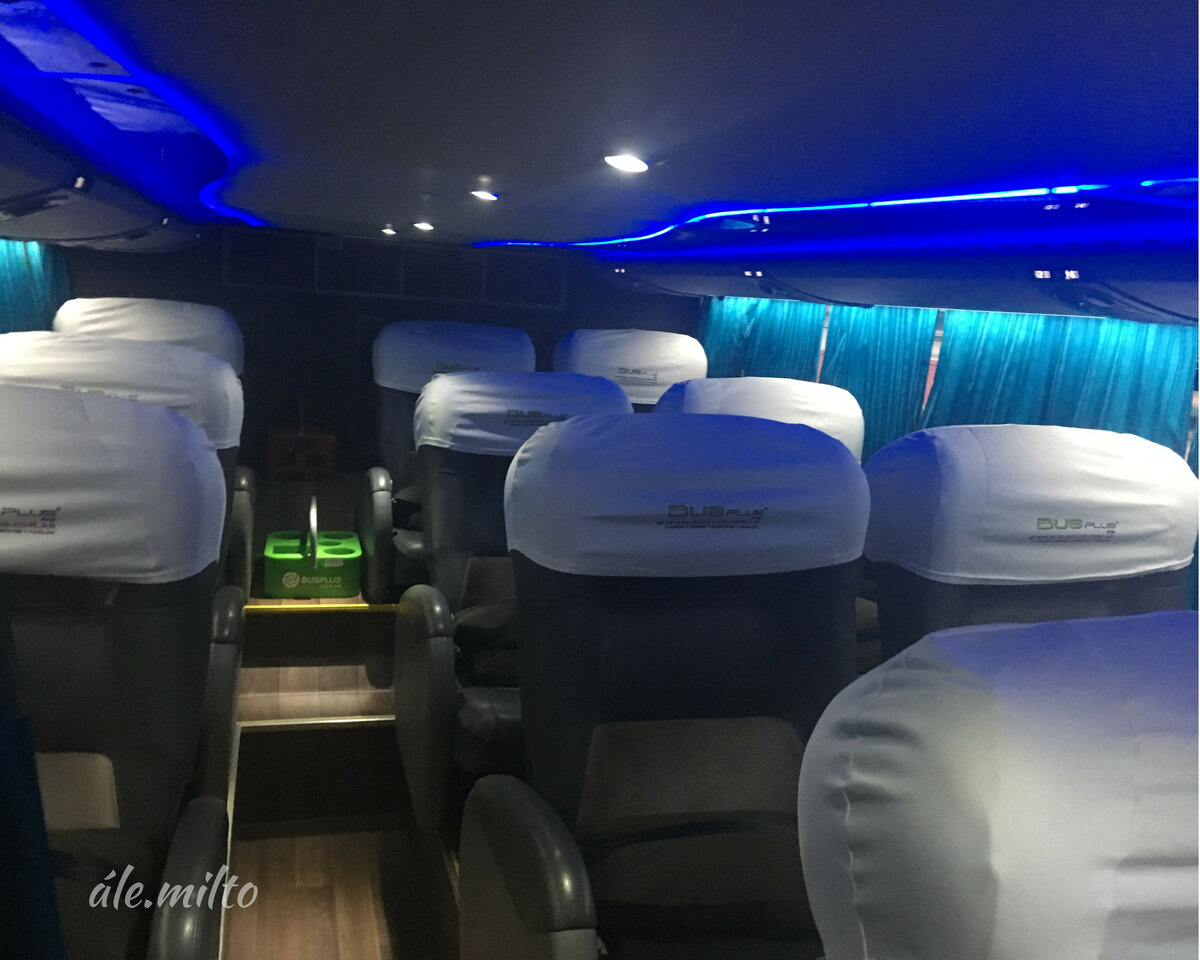 Комфортный салон автобуса Via Bariloche, всего 11 мест на первом этаже