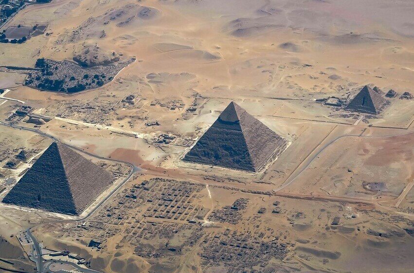 Где находятся пирамиды Гизы?