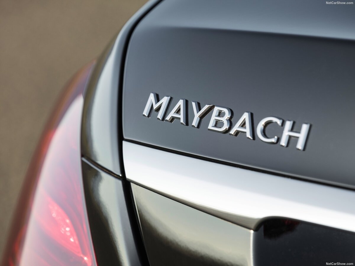 Когда видишь на улице люксовый седан Mercedes-Maybach, ассоциации с дрифтом возникают в последнюю очередь, ведь этот авто скорее подобен кораблю, размеренно и безмятежно бороздящему просторы города.