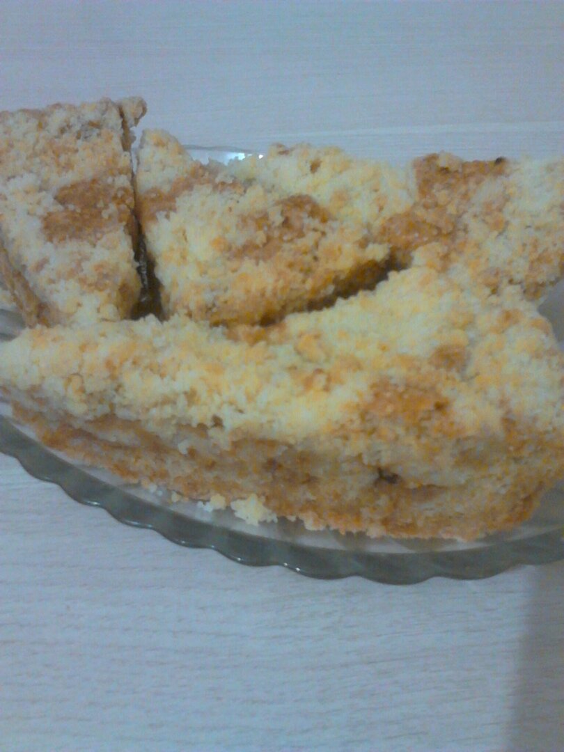 Испек рассыпчатый пирог