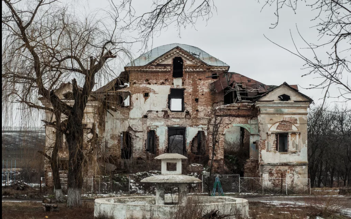                  Я мечтаю выиграть миллиард в лотерею и потратить его на восстановление старинной дворянской усадьбы. Таких у нас по России, растерзанных и умирающих десятки. Они охраняются государством, на многих висят  белые таблички, ничтожные по своей сути, уверяющие всех об этой важной государственной миссии. Только ни одна такая надпись не спасла эти старые стены от варваров своей страны. Они пережили страшные годы гражданской войны, национализацию, усадьбы были выпотрошены, но выстояли под бомбежками, обстрелами, спасены от  минирования во вторую мировую и стали превращаться в прах и пыль, когда страна вернула себе историческое имя – Россия. Великая империя с нищими душами. Мы сохранили Европе старинные замки, церкви, метро, целые города, мы непременно гордимся этим фактом ежегодно в мае, но ничего не сделали, чтобы сохранить историческое величие своей Родины. Державе не нужны эти ветхие стены.  Чиновничья гнусность не знает границ, как и цинизм  современного обывателя. Все это было цело ещё 20 лет назад. Глумятся все кому не лень, ломают стены под гаражные ворота, отрезают земельные участки под строительство домов,  безнаказанно раздирают величайшую, культурную историю своей страны.