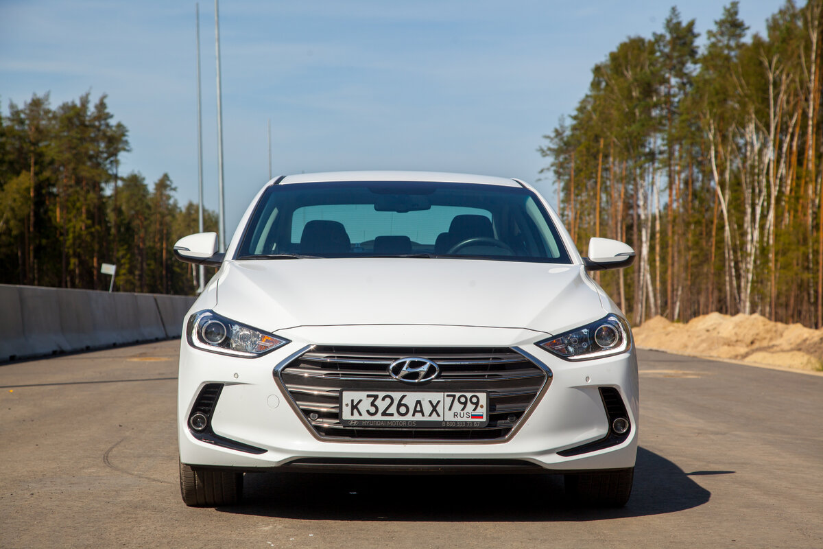 Хендай Элантра получила по пять звезд в North America NCAP и Australia NCAP. В седане может быть установлено 7 подушек безопасности, в том числе и коленная. EuroNCAP седан, увы, не бил. 