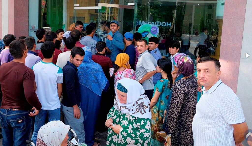 Архивное фото: Объявление о том, что симки будут платными, создало ажиотаж.         Asia-Plus