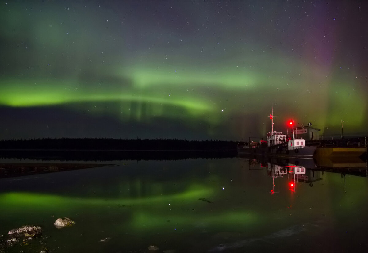 Северное сияние над Белым Морем, Карелия, Россия