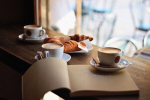 На Никитском бульваре столицы открывается книжное кафе с необычным названием — «Кофе пью и читаю». Его торжественное открытие организаторы запланировали на следующий вторник — 26 февраля и приглашают в гости книголюбов и кофеманов.