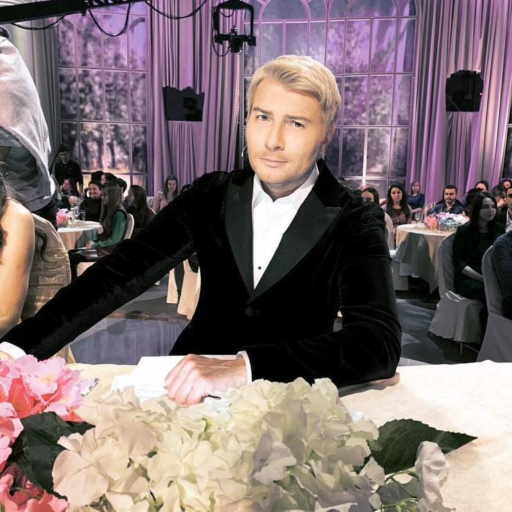 Артист признался, что очень устал.Николай Басков — один из самых желанных артистов на веселых праздниках. Однако самому певцу в последнее время не до веселья. Как признался исполнитель, он работал 20 лет практически без перерыва, поэтому для того, чтобы прийти в форму, ему нужно, как минимум, несколько месяцев отпуска. 
«Я не отдыхал даже на новогодние праздники — весь январь у меня был расписан, летал на свадьбу в Америку. Я бы хотел месяца на три уехать: улететь в Мексику, в Австралию, посмотреть то, что я еще не видел. Три месяца ни выступать, ни работать. Все-таки 20 лет пахать без остановки — это тяжело. С одной стороны приятно, что график такой плотный, он расписан и даты заняты на осень — юбилеи, торжества… Люди любят, когда я веду, пою. Но я надеюсь, что все-таки появится возможность сделать апгрейд: улететь — и вернуться другим человеком», — признался исполнитель.Артист даже придумал схему, по которой намерен отдыхать, чтобы его никто не беспокоил. «В первую очередь я бы хотел сменить номер, разослать смски друзьям с этого номера, а остальные пусть звонят через директора. Потому что иногда просто невозможно: телефон разрывается, что-то пишут постоянно. Так что первый месяц можно просто есть, а молюсь я всегда», — заключил Басков.