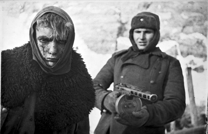 Солдат Красной Армии отправляет немецкого солдата в плен после Сталинградской битвы. Бундесархив.