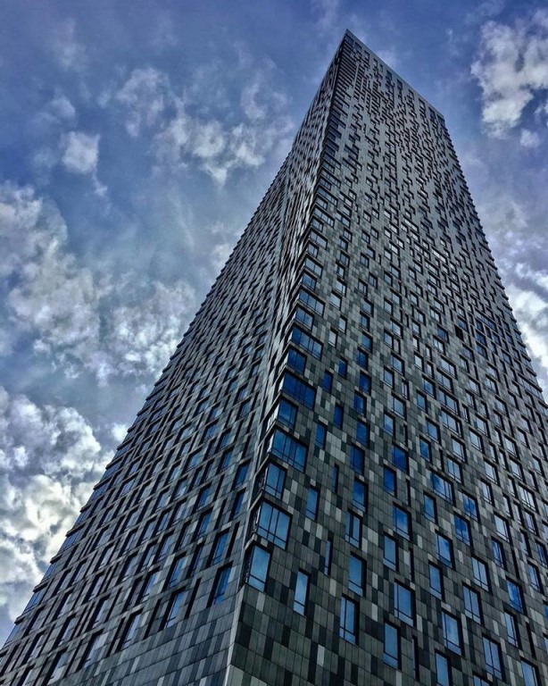 3 высотки. Мосфильмовская улица высотка. Скуратов небоскреб на Мосфильмовской. Высотка Скуратова на Мосфильмовской. Небоскреб Сергея Скуратова