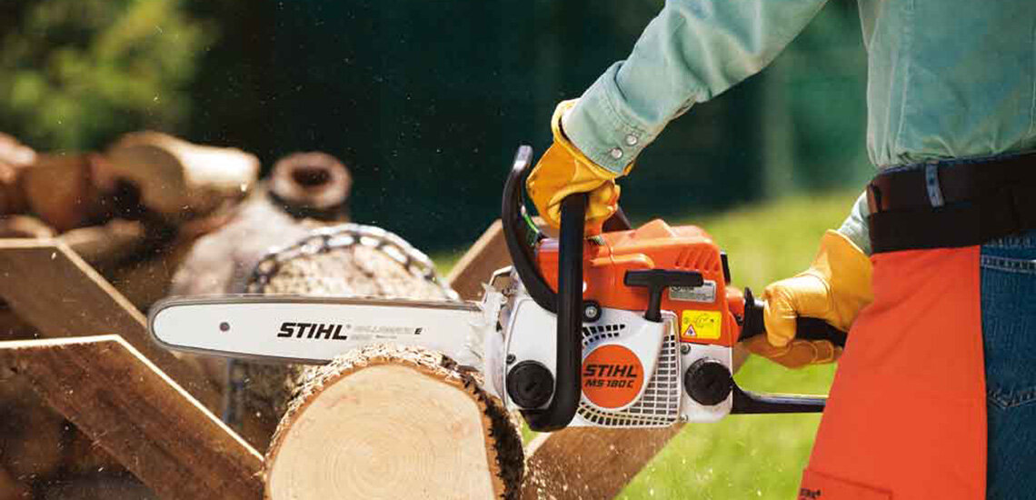 Компания пила. Stihl 180c. Бензопила Stihl MS 180 пилит. Штиль 141 электропила валка деревьев. Пила штиль МС 180 В лесу.