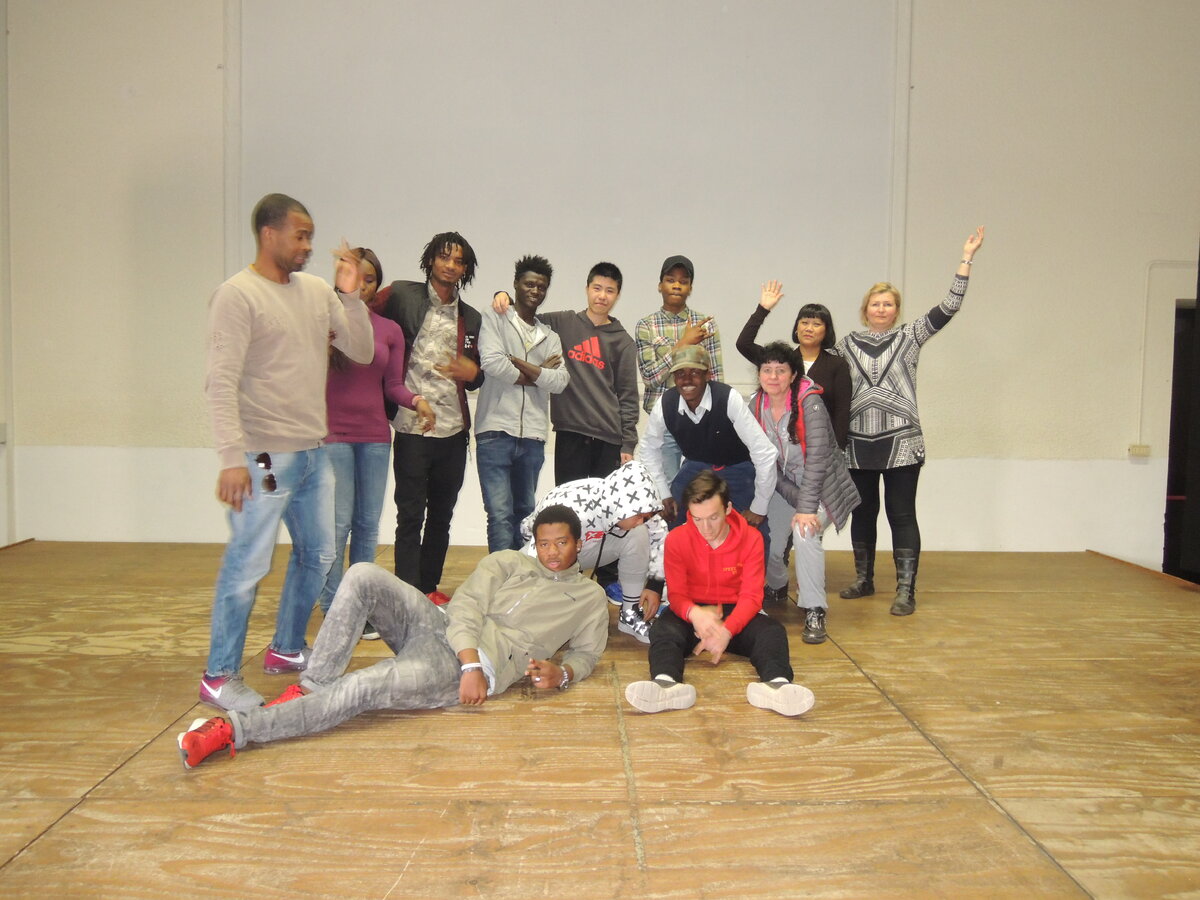 На школьной сцене с бывшими одноклассниками, я справа, крайняя