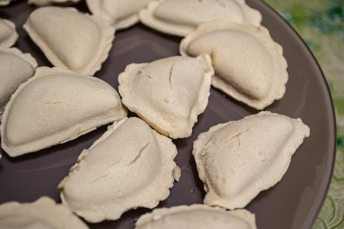 Вареники замороженные. Вареники с адыг сыром замороженные. Пельмени поспел.