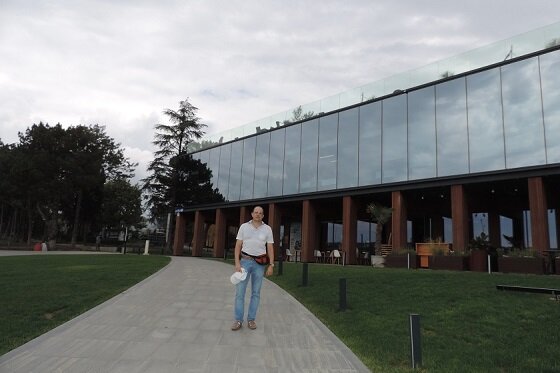 Дегустационный комплекс и фирменный магазин "Золотая балка" вна въезде в Балаклаву