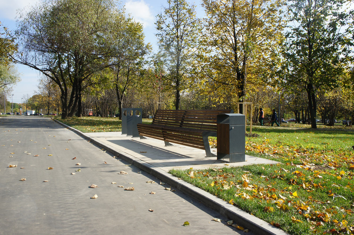 Парк пошли. Парк Нагатино Садовники. Парк Садовники Москва. Рижский сад в парке Садовники. Мемориальный сквер Нагатино Садовники.