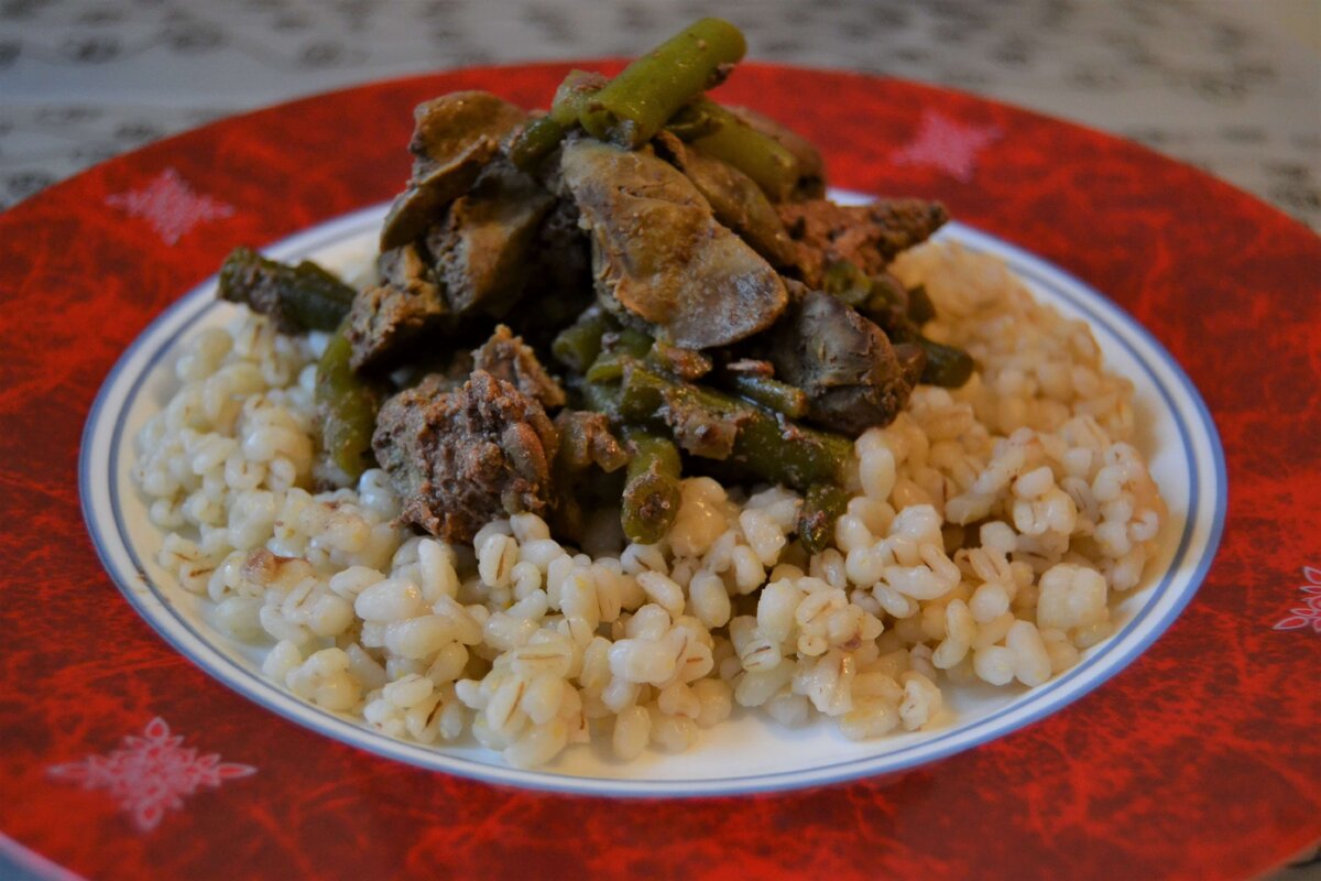 Куриная печень с зеленой стручковой фасолью и перловкой