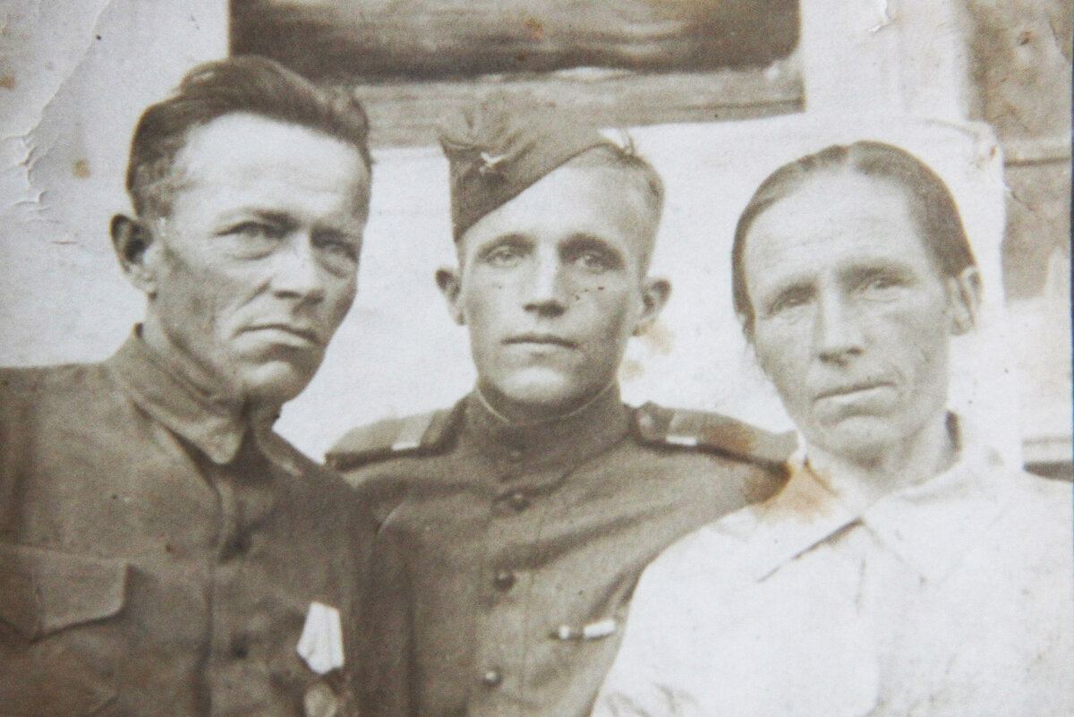 Прадед Иван, его сын Михаил и моя прабабушка Анастасия. Фото 1947 года.