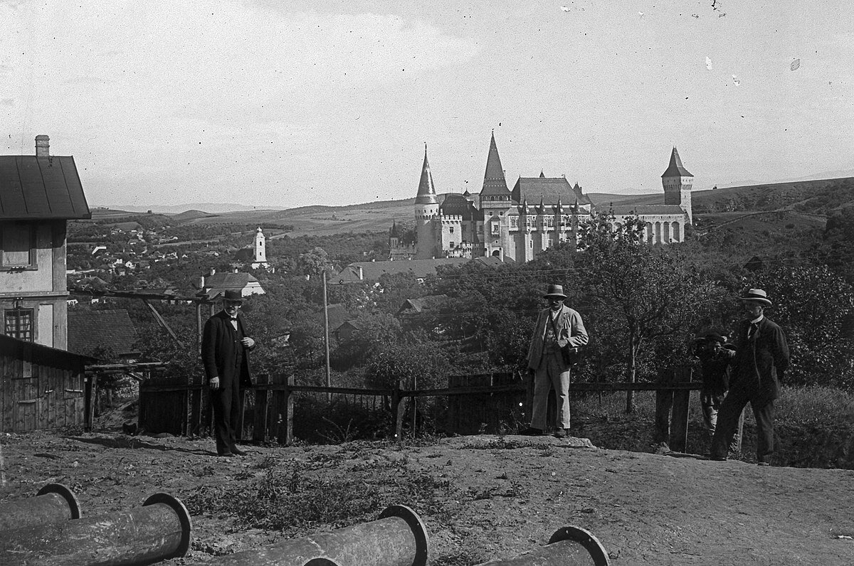 Джентльмены позируют на фоне реконструированного замка в 1900 году