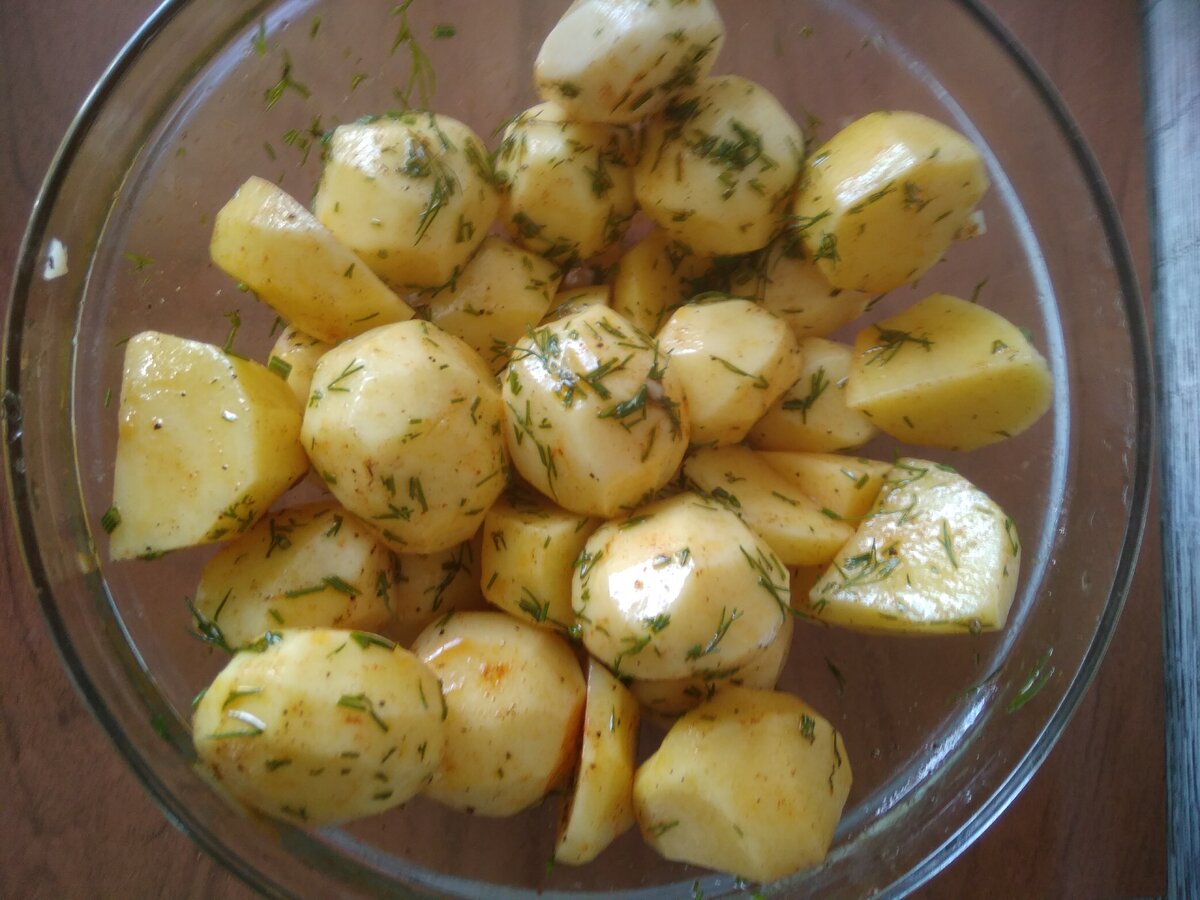 картошка в миске с приправами