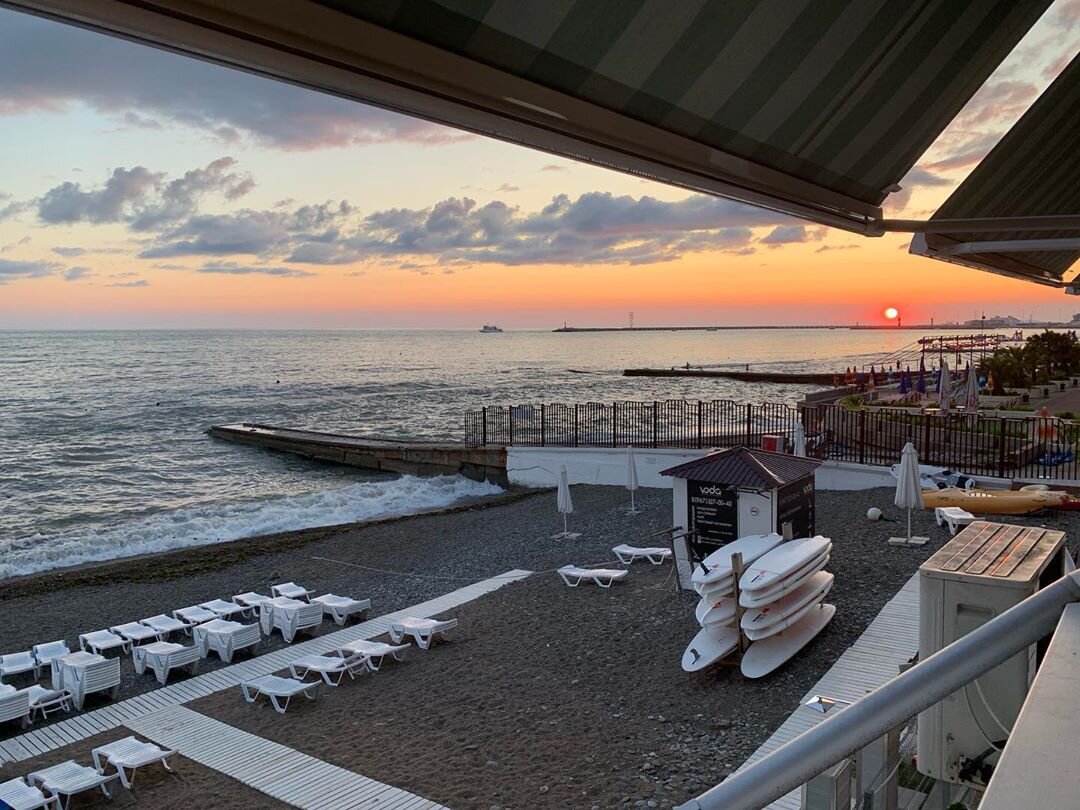 Пляж отеля Гранд отель Жемчужина. Все бесплатно для гостей отеля.