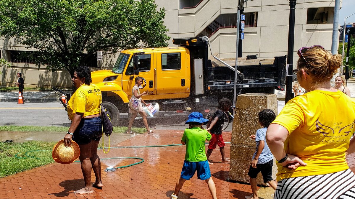 Детям было веселее у водяных распылителей