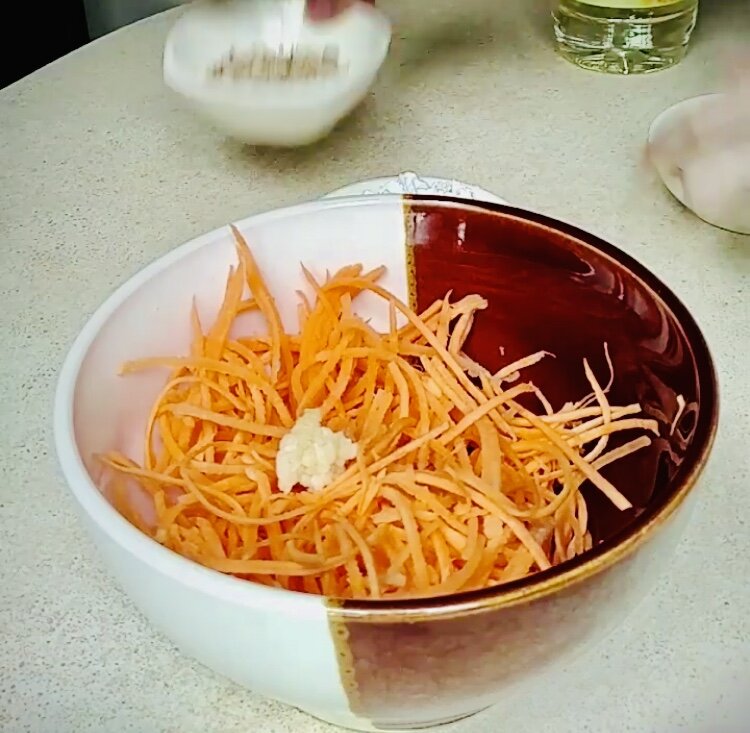 Натерли морковь и чеснок