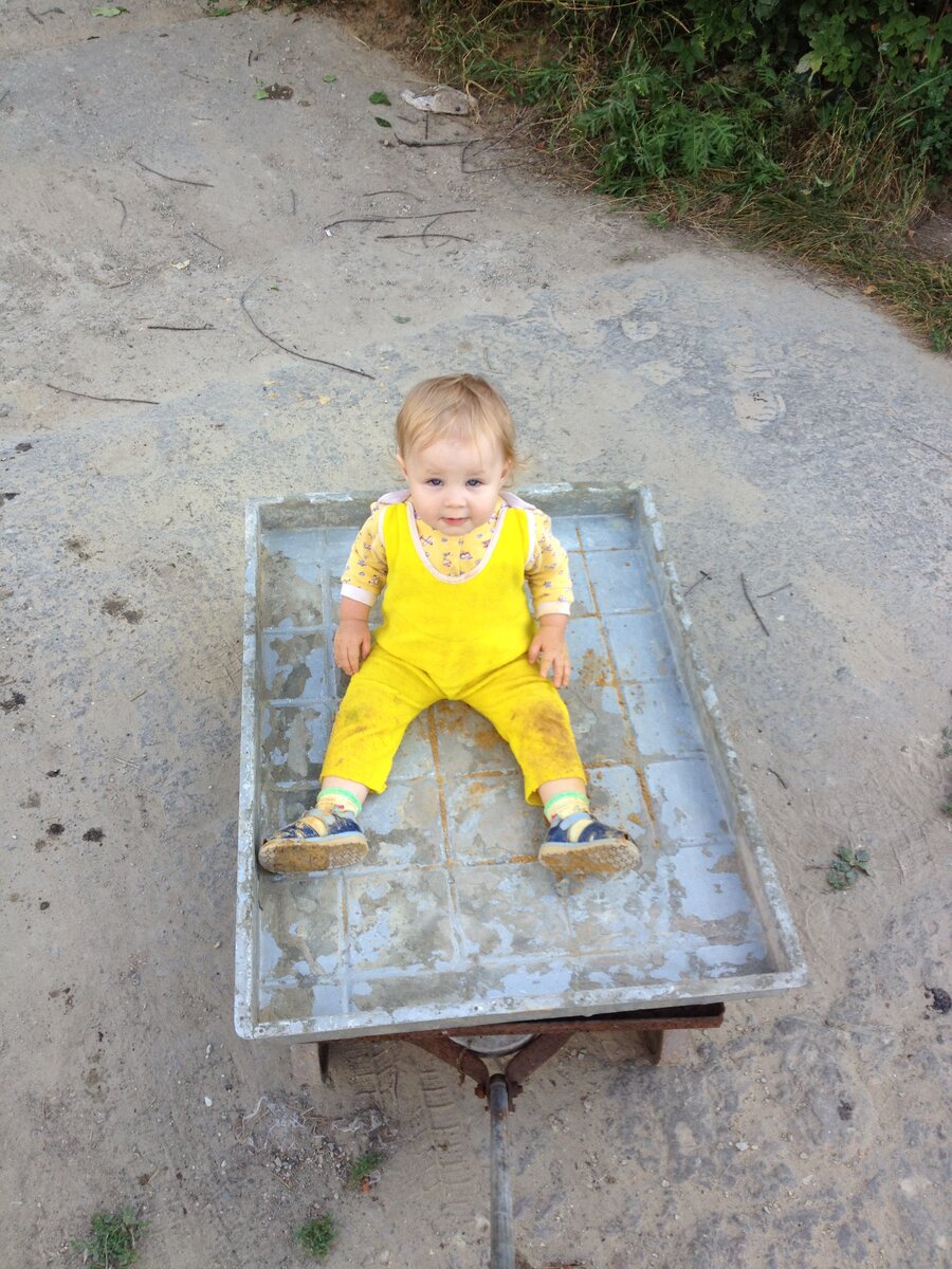 С папой, уже грязная, чумазая. но очень довольная. папа катал на тележке. Фото из личного архива