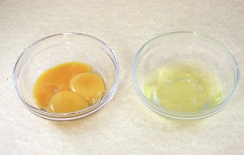 Куриное яйцо без белка. Белок и желток. Белок и желток в яйце. Яичные белки. Куриный белок.