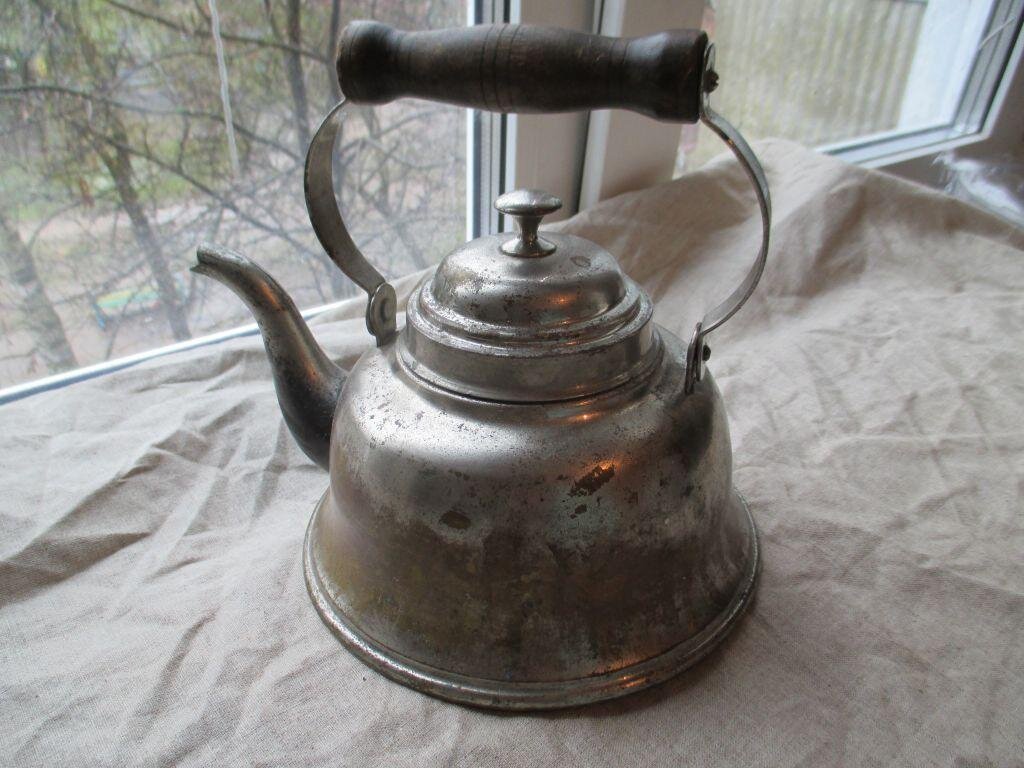 Чайник был очень похож на этот, только зеленого цвета (фото из интернета). 