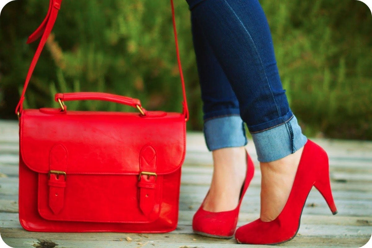 Красные туфли и сумку с чем носить
