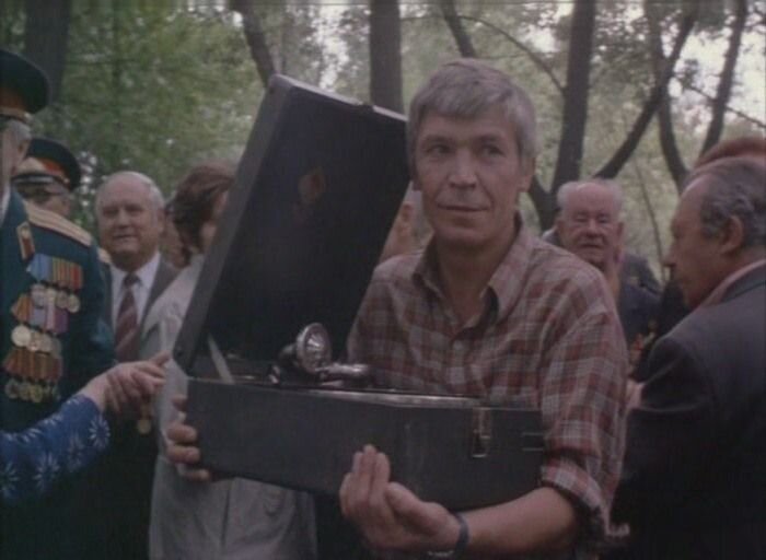 Кадр из кинофильма "Зеркало для героя"