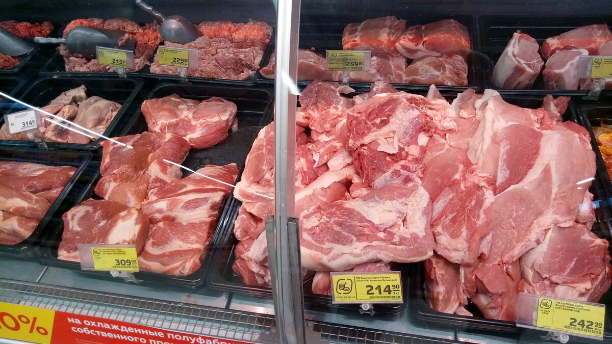 Где купить масо. Мясные изделия магнит. Мясо в ассортименте. Магазины мясные со свининой.