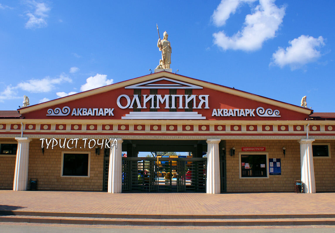 Скульптура Афины на входе