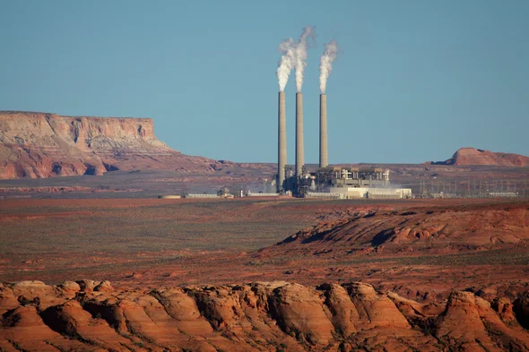 Генерирующая станция навахо около Пейджа, штат Аризона, должна быть закрыта в этом году. Это один из крупнейших источников выбросов парниковых газов в энергетическом секторе США. 
