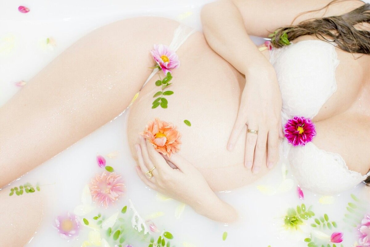 Можно лежать в ванне при беременности. Фотосессия беременности в ванне. Фотосессия беременной в ванной. Фотосессия в молочной ванне. Молочная ванна с цветами.