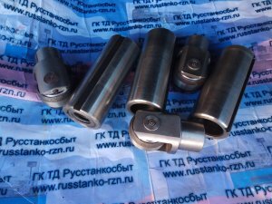 Пиноли в комплекте с вилками для люнетов станков 1М63  1М63Н  16К40 1М65 1Н65  РТ117 РТ817  ДИП300  ДИП400 ДИП 500  Применяются в качестве запасной части для неподвижных, закрытых и открытых  люнетов, (имеют размерность 190,175,135мм.),  ф. 20-350мм., ф. 20-160мм., ф.200-410мм., ф. 40-215мм. ф. 300-500мм.,  ф. 70-380мм., ф.100-500мм., ф. 300-500мм. токарно-винторезных станков мод. 1М63, 1М63Н, 163, 16К40,  16Р40,  165, 1М65, 1Н65,  ДИП300,  ДИП400, ДИП500, 165,  РТ117, РТ817 и т.д.  поставляются как отдельно так и в комплекте с роликами в сборе с вилками , служат для обработки и закрепления цилиндрических  заготовок большой длины и массы с их последующей обработки на токарных станках.
