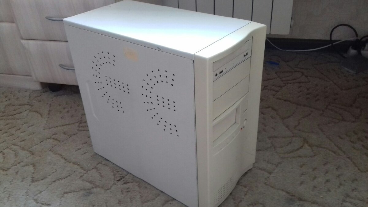 Корпус был измазан непонятно чем, пришлось оттирать что бы не показывать вам его в исходном состоянии.