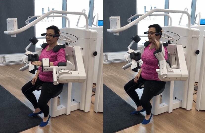 Эльза тренирует левую руку и плечевой сустав на тренажере для вращения рук в плечевом суставе наружу