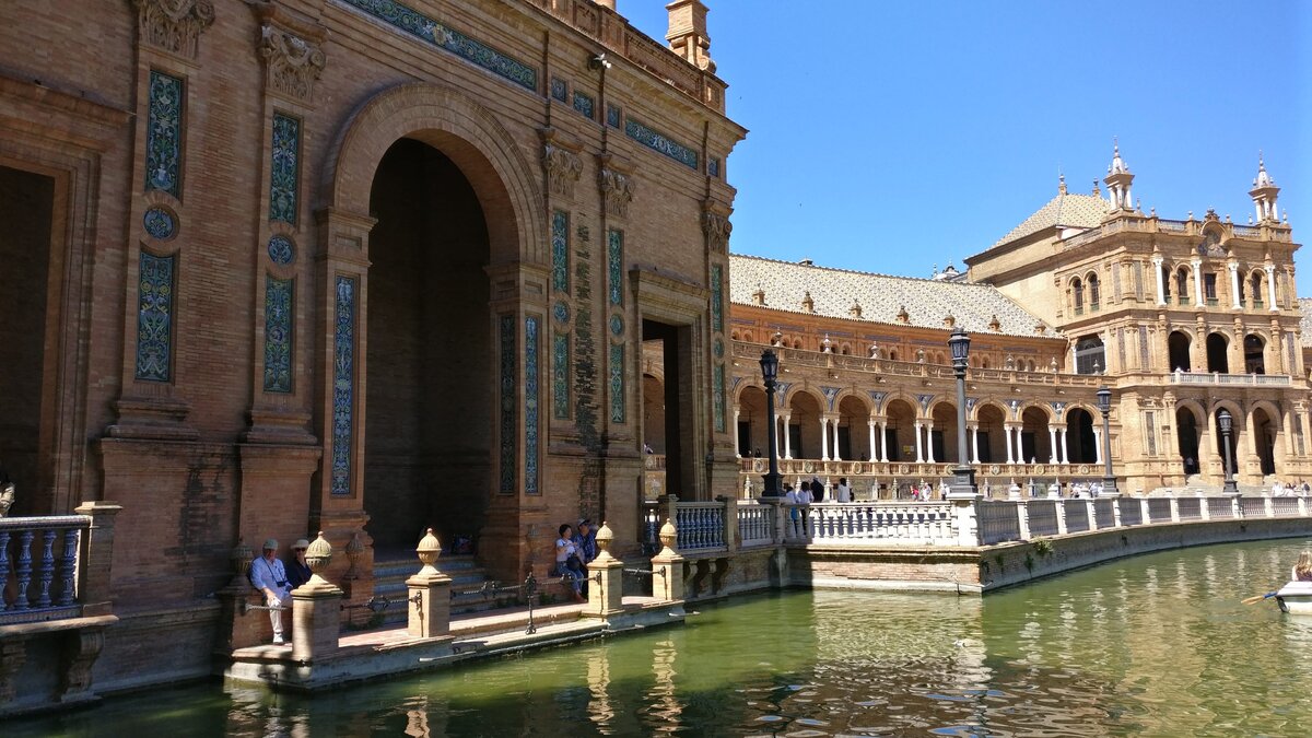 Испания. Севилья. Канал на площади