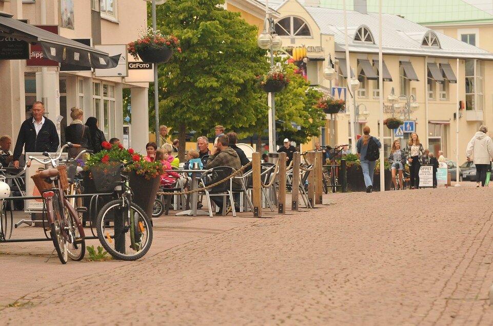 https://pixabay.com/photos/caf%C3%A9-street-vacation-bike-city-2819585/