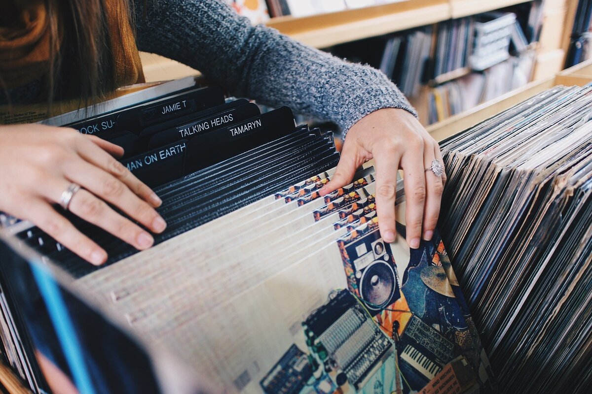 https://pixabay.com/photos/vinyl-records-store-shopping-retro-945396/